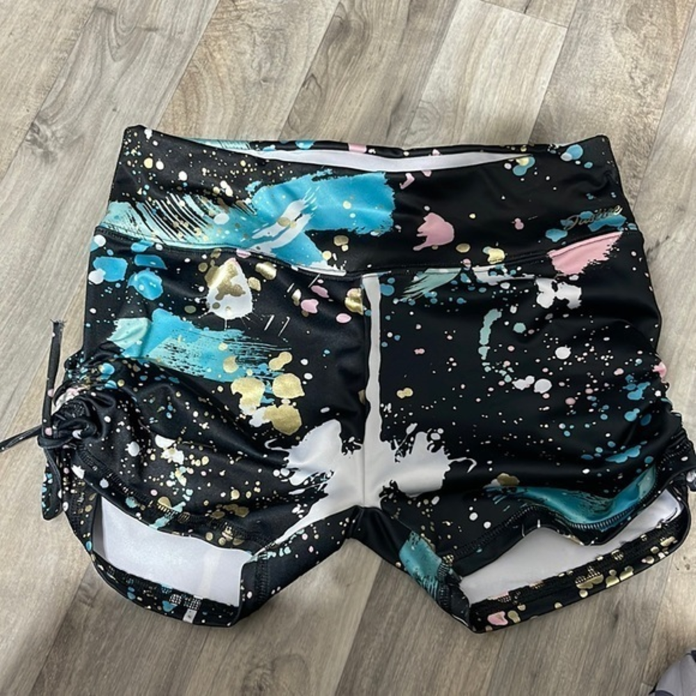 Bundle 3 athletic shorts and 2 athletic tops‎